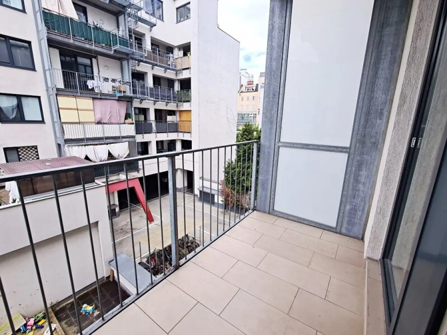 HUMBOLDTGASSE, U1 NÄHE, 76 m2 Neubau inkl. 4 m2 Loggia, Wohnküche, 2 Zimmer, Parketten, Wannenbad, 2. Liftstock
