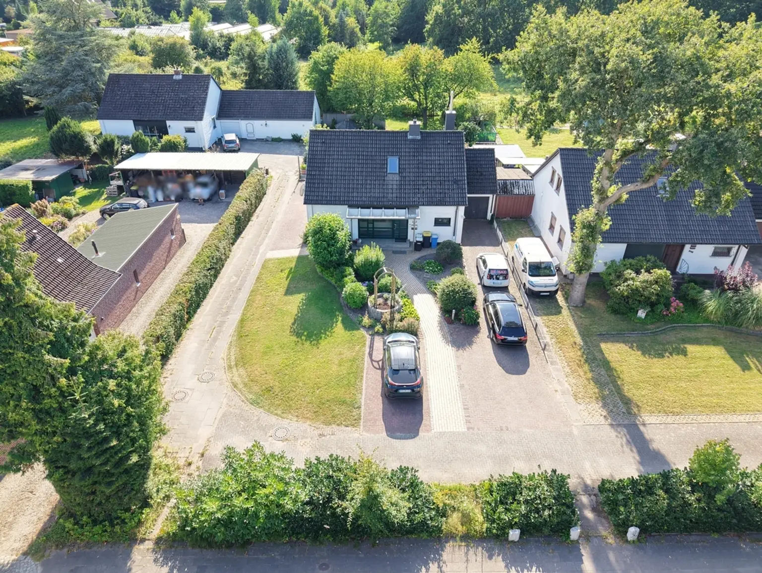 Drohnenaufnahme von der Straße