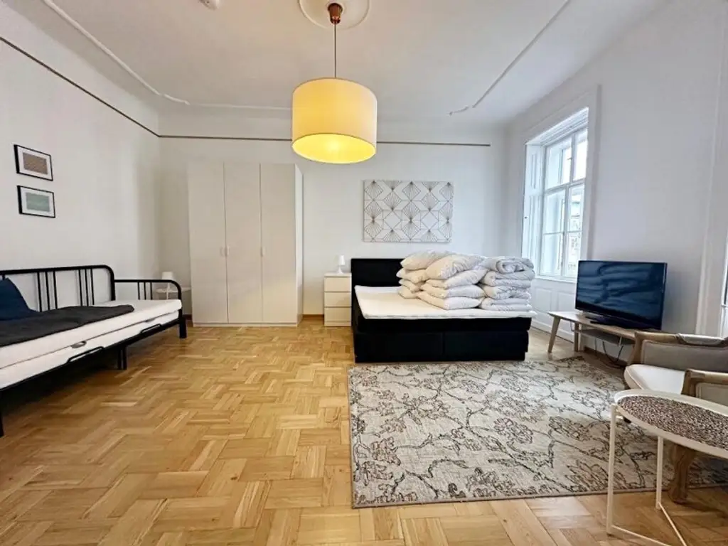 OPERNRING, STAATSOPER, klimatisierte 106 m2 Altbau, 3 Zimmer, Möblierung möglich, Extraküche, 2 Bäder, 4. Liftstock