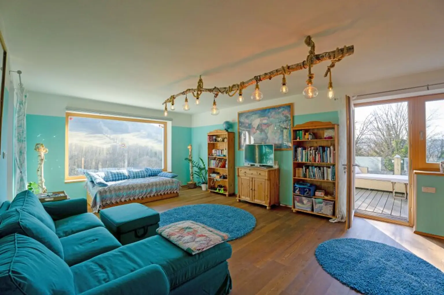 Wohnzimmer mit Ausgang sowohl auf die Frühstücks- als auch auf die große Westterrasse