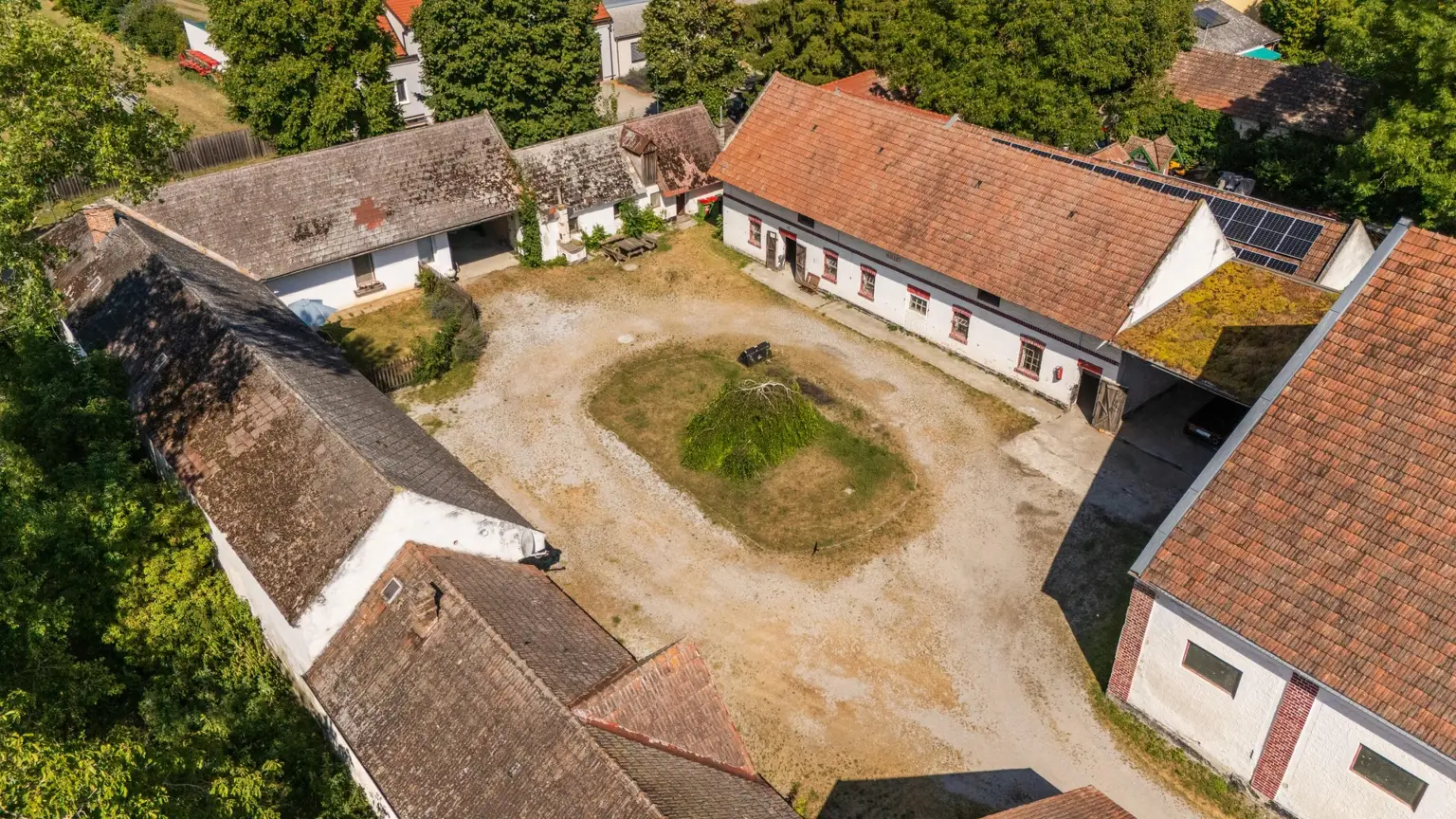 "Großzügiges Grundstück mit Pferdehof und sanierungsbedürftigem Haus – nur Minuten von Wien entfernt"