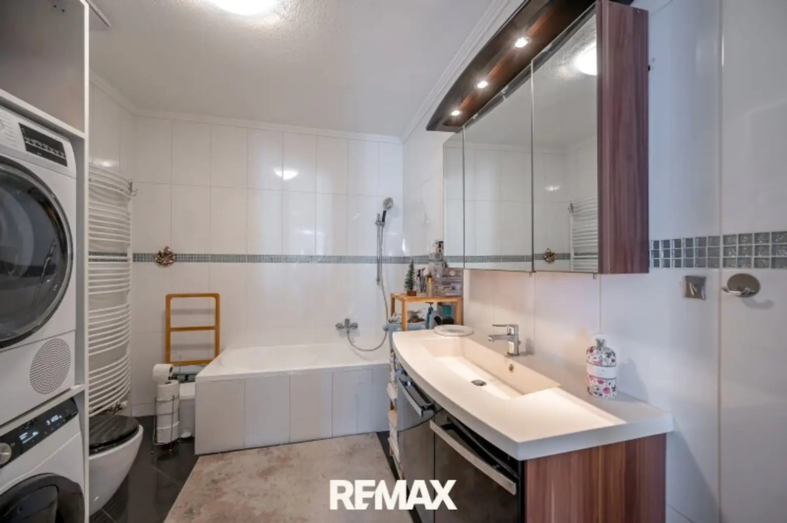 Bad mit Wanne/Dusche/WC und WaMa-Anschluss