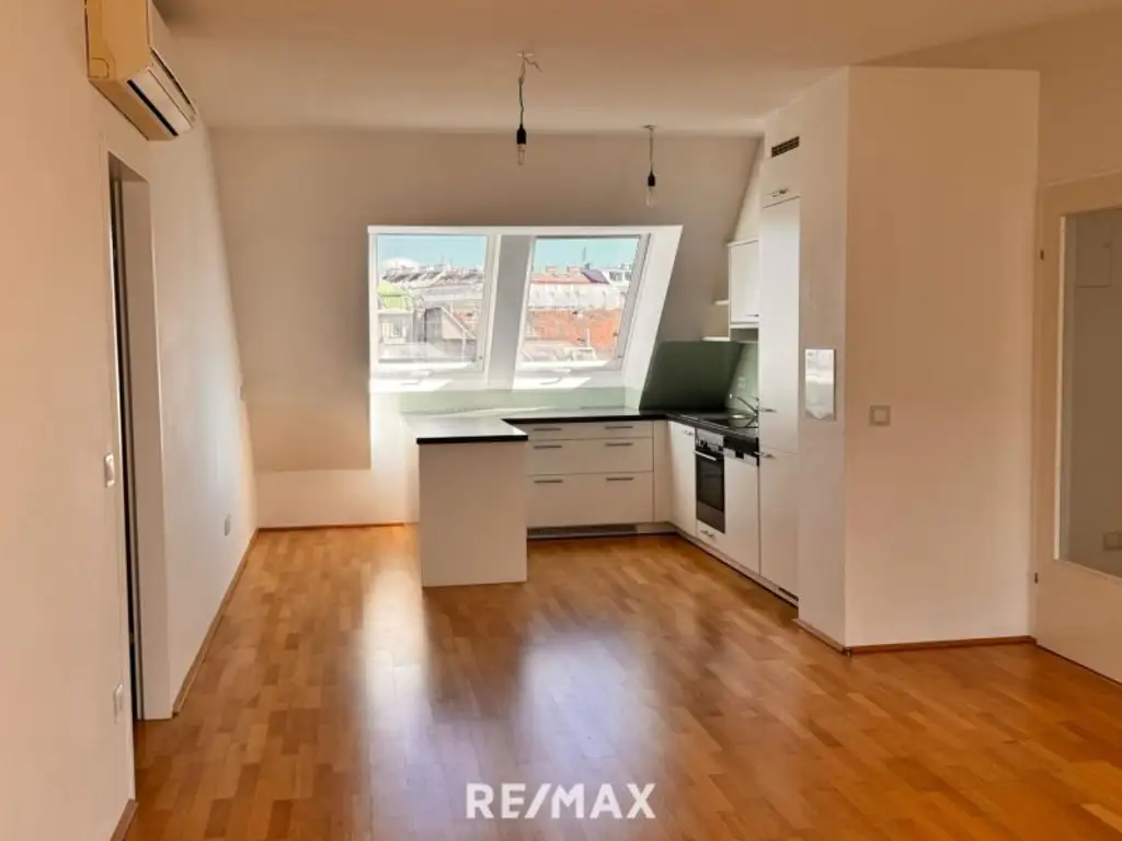 DACHGESCHOSSWOHNUNG MIT STIL&TOPLAGE NAHE ROCHUSMARKT