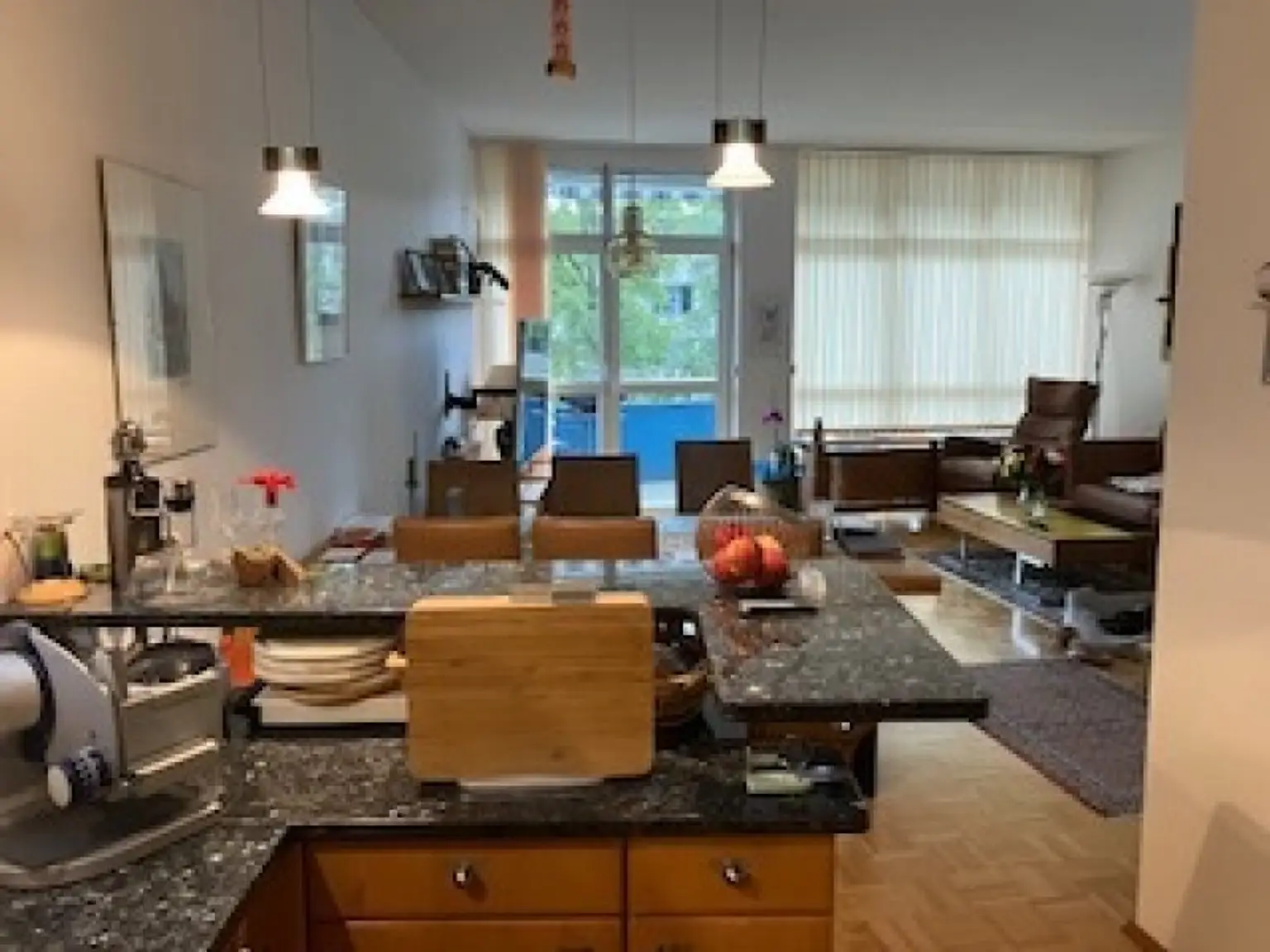 Schöne, sonnige Maisonette 3-Zimmer-Wohnung mit großer Dachterrasse sowie 2 Balkonen und 2 PKW-Abstellplätzen in Salzachnähe/Josefiau zu verkaufen