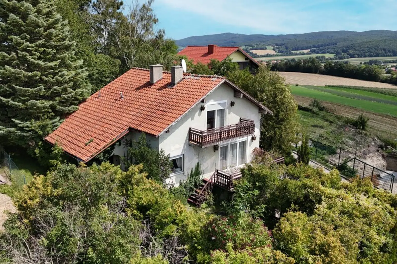Landhaus mit Potential auf Anhöhe mit traumhaftem Weitblick ins Land