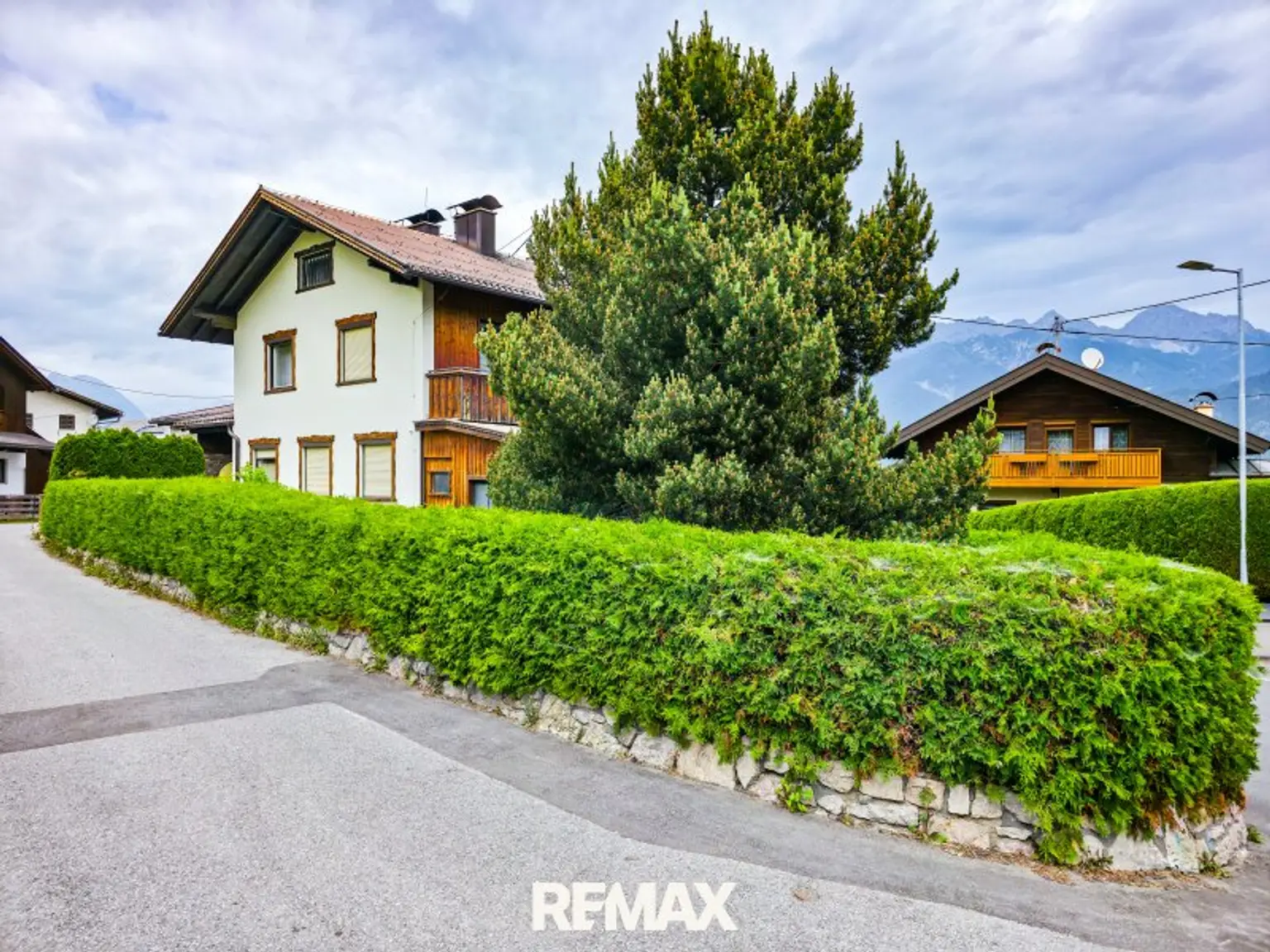 Großzügiges Einfamilienhaus mit vielseitigen Nutzungsmöglichkeiten in sonniger Lage von Oberperfuss!