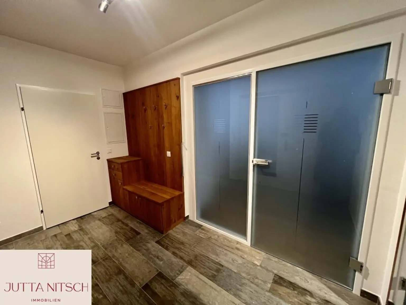 Barrierefreie Gartenwohnung mit zwei Terrassen und zwei Garagenplätzen - Gießhübl Zentrum