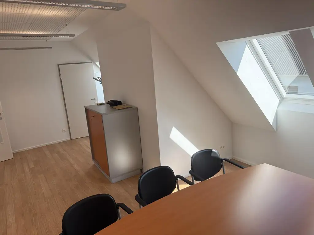 Büro, Praxis, Studio, Atelier repräsentativ, hell, im Zentrum
