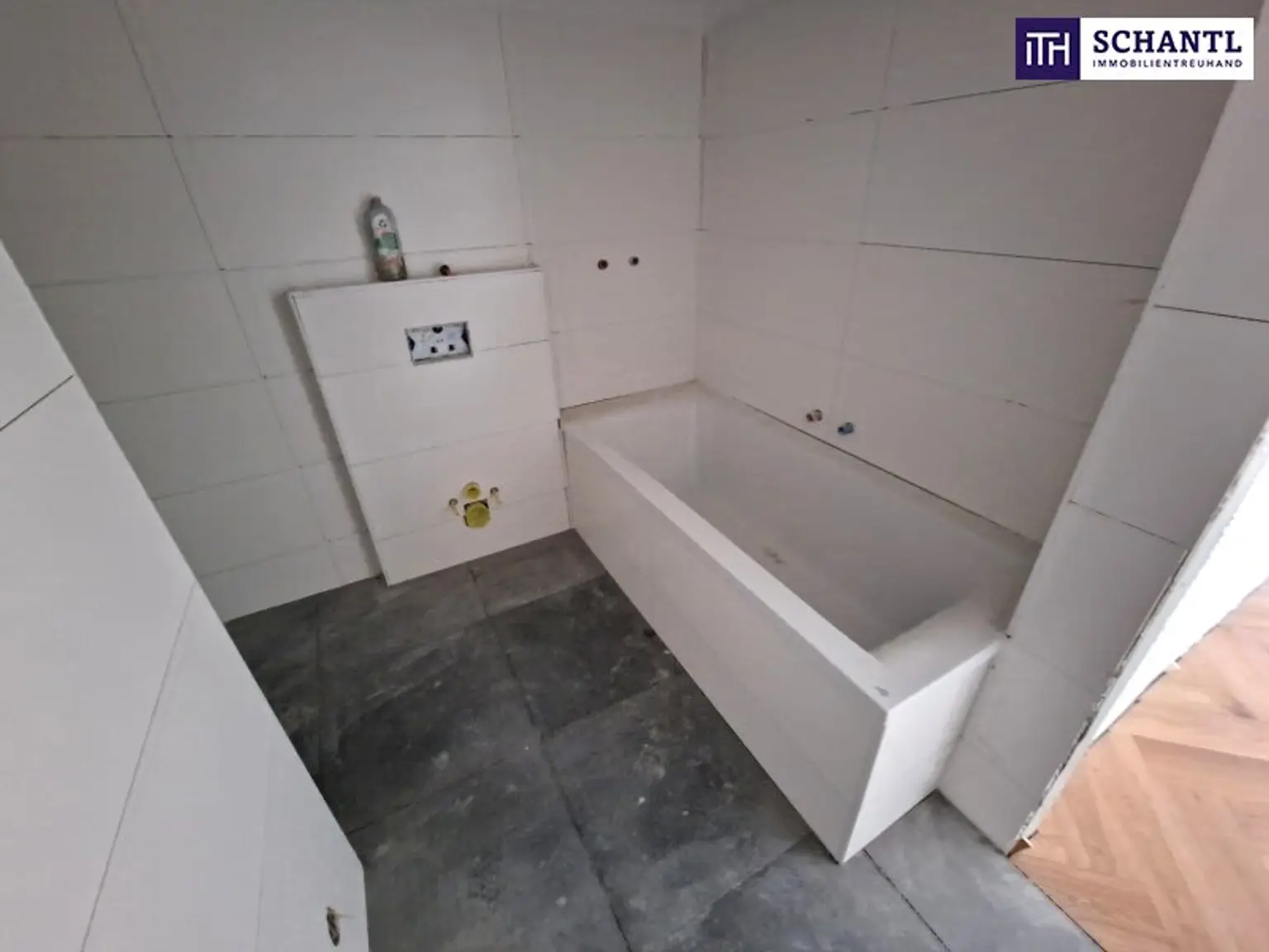 ***Ein Zuhause zum Verlieben – stilvoll saniertes Altbaujuwel mit 3 Zimmern, Klimaanlage, Terrasse & edlem Fischgrätparkett - überzeugen Sie sich selbst bei einer Besichtigung***