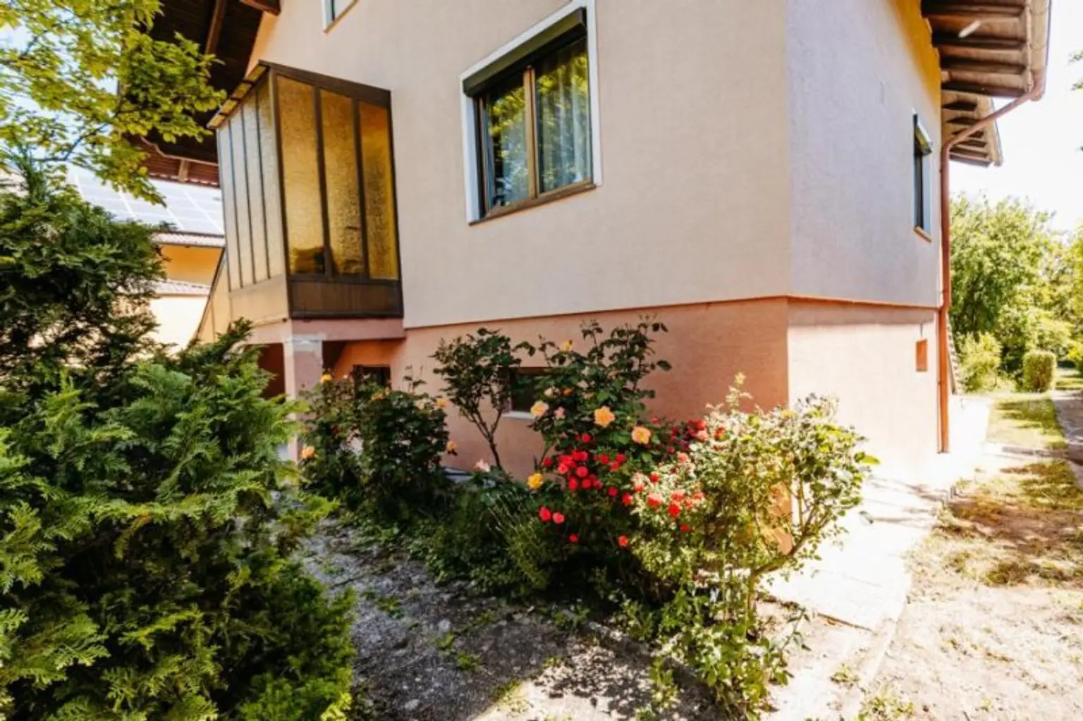 Elegantes, gepflegtes Einfamilienhaus mit Garage und uneinsehbarem Garten, Altbaumbestand