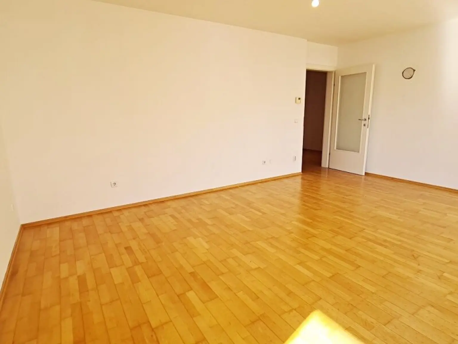 DACHGESCHOSS, Daringergasse, sonnige 76 m2 Neubau mit 6 m2 Balkon, 2 Zimmer, Wohnküche, Wannenbad, Parketten, Grünblick