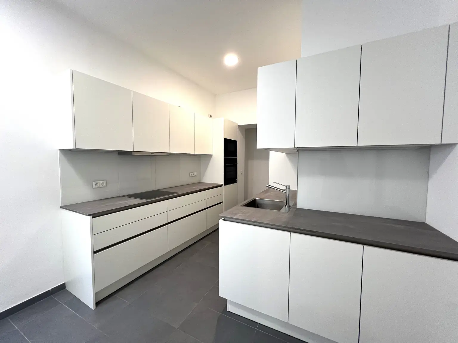 UNBEFRISTET: Klimatisierte Altbauwohnung im Stadtzentrum