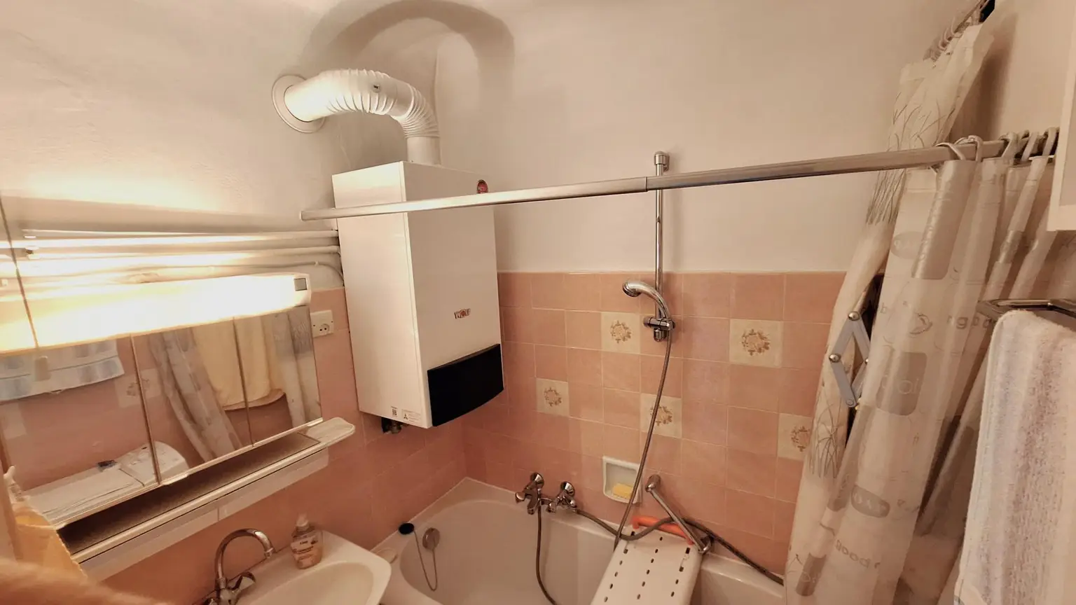 Zentrumsnahe sonnige Dachgeschosswohnung  mit Eckterrasse in Schwechat.