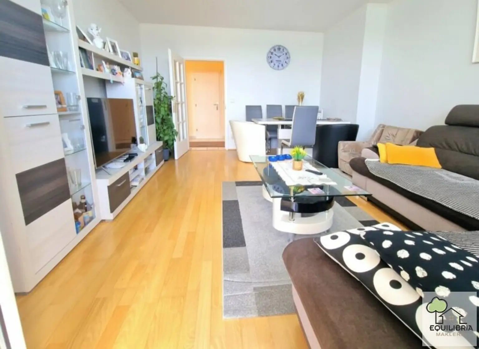 HELLE 3-ZIMMER-WOHNUNG (77m²) MIT LOGGIA UND FERNBLICK