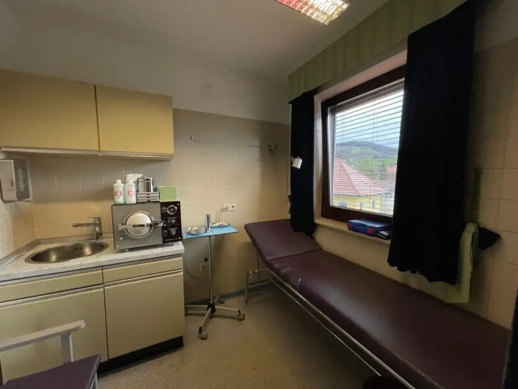 Günstig - Helles Büro oder auch Eigentumswohnung in Zentraler Lage!