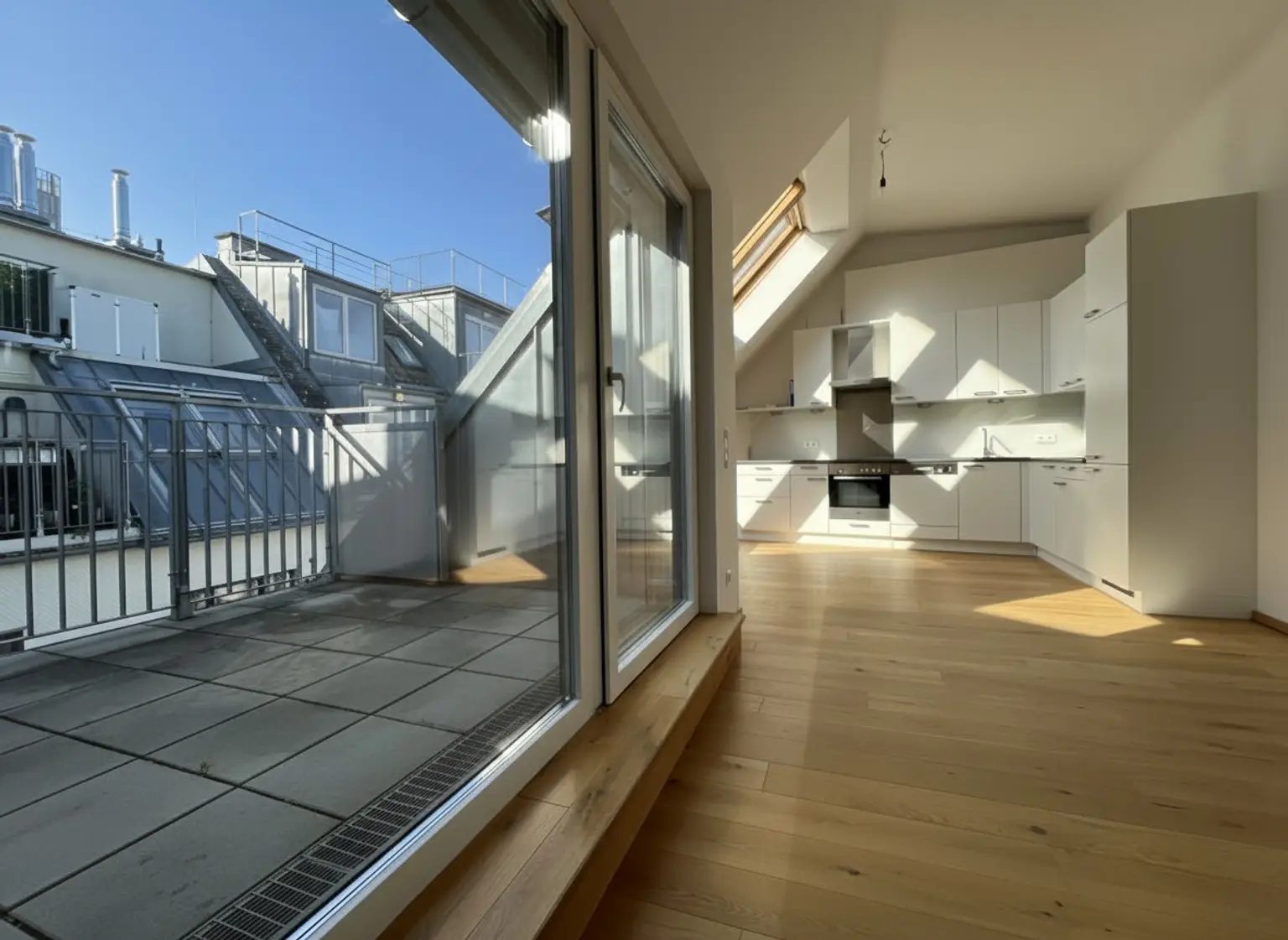 UNBEFRISTET: Attraktive, klimatisierte Dachgeschoss-Wohnung mit Balkonen und Dachterrasse und einmaligem Blick über Dächer Wiens