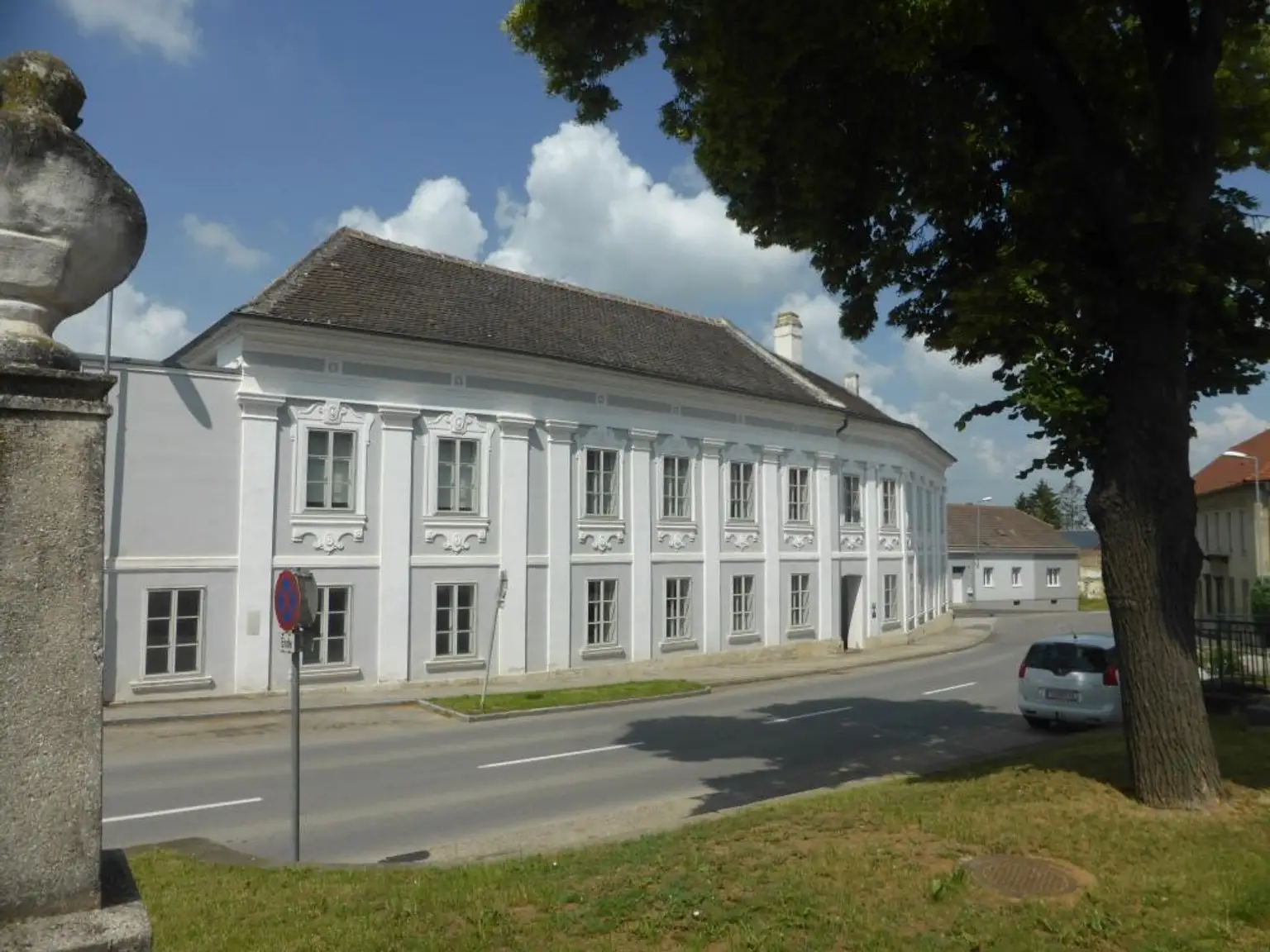 FREUNDLICHE ERDGESCHOSSWOHNUNG IM ZENTRUM VON GROßWEIKERSDORF MIT PARKPLATZ