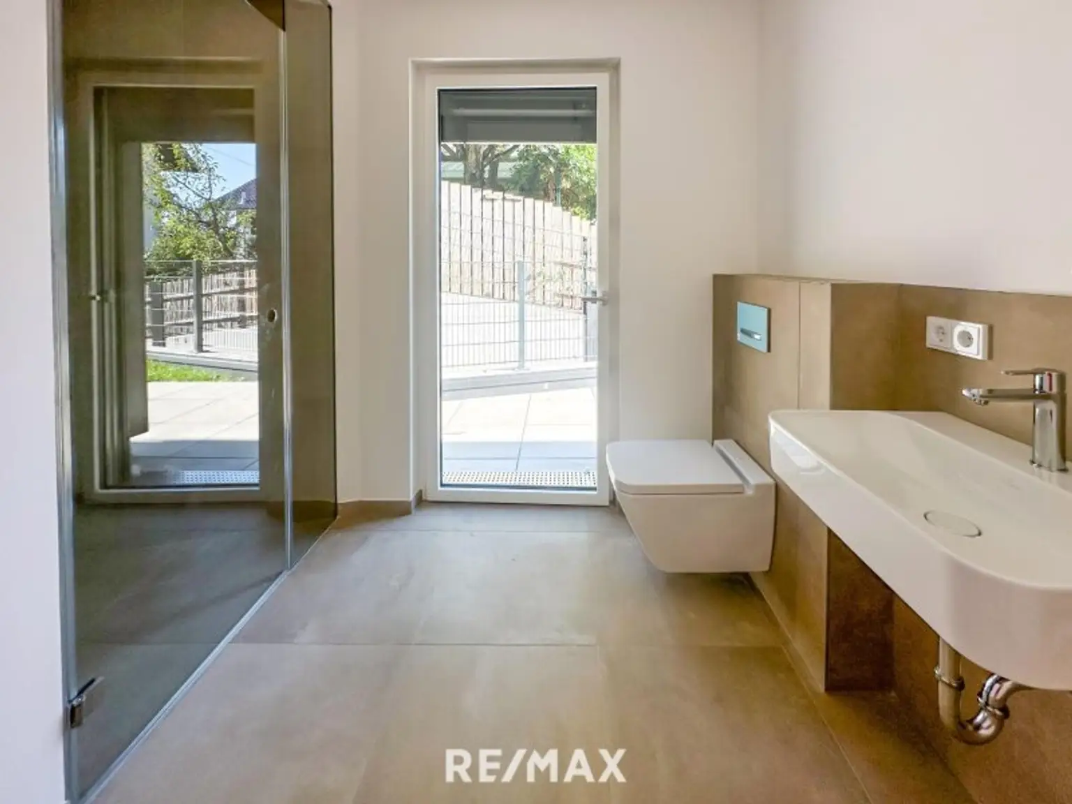 Badezimmer mit Ausgang auf die Terrasse