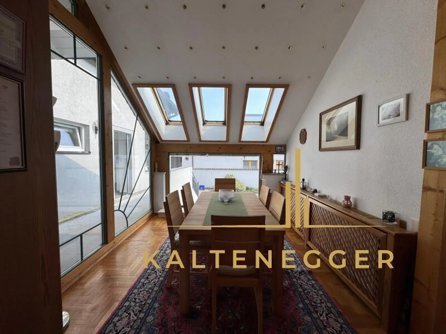 Sonnenbeschienenes Grundstück mit Blick auf die Hohe Wand - ein ländliches Mehrfamilienhaus und ein Einfamilienhaus