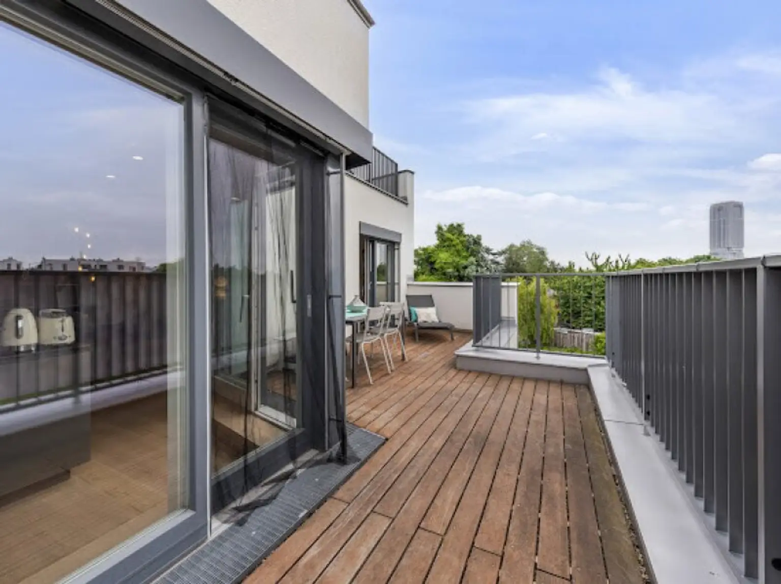 Rarität und Wohntraum! Dachgeschosswohnung mit südwestseitiger Terrasse an der oberen Alten Donau auf Eigengrund! Garagenplatz inkludiert