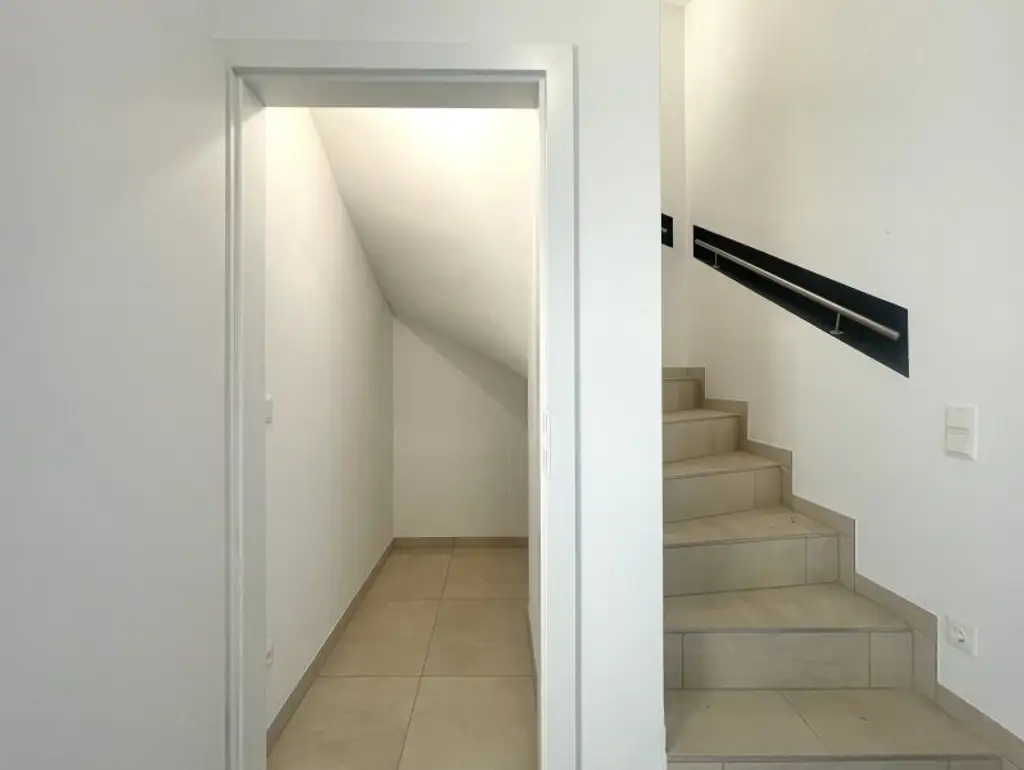 Erstbezug! Neubau-Reihenhaus mit Terrasse, Dachterrasse, Loggien & Garten (auch für Anleger)