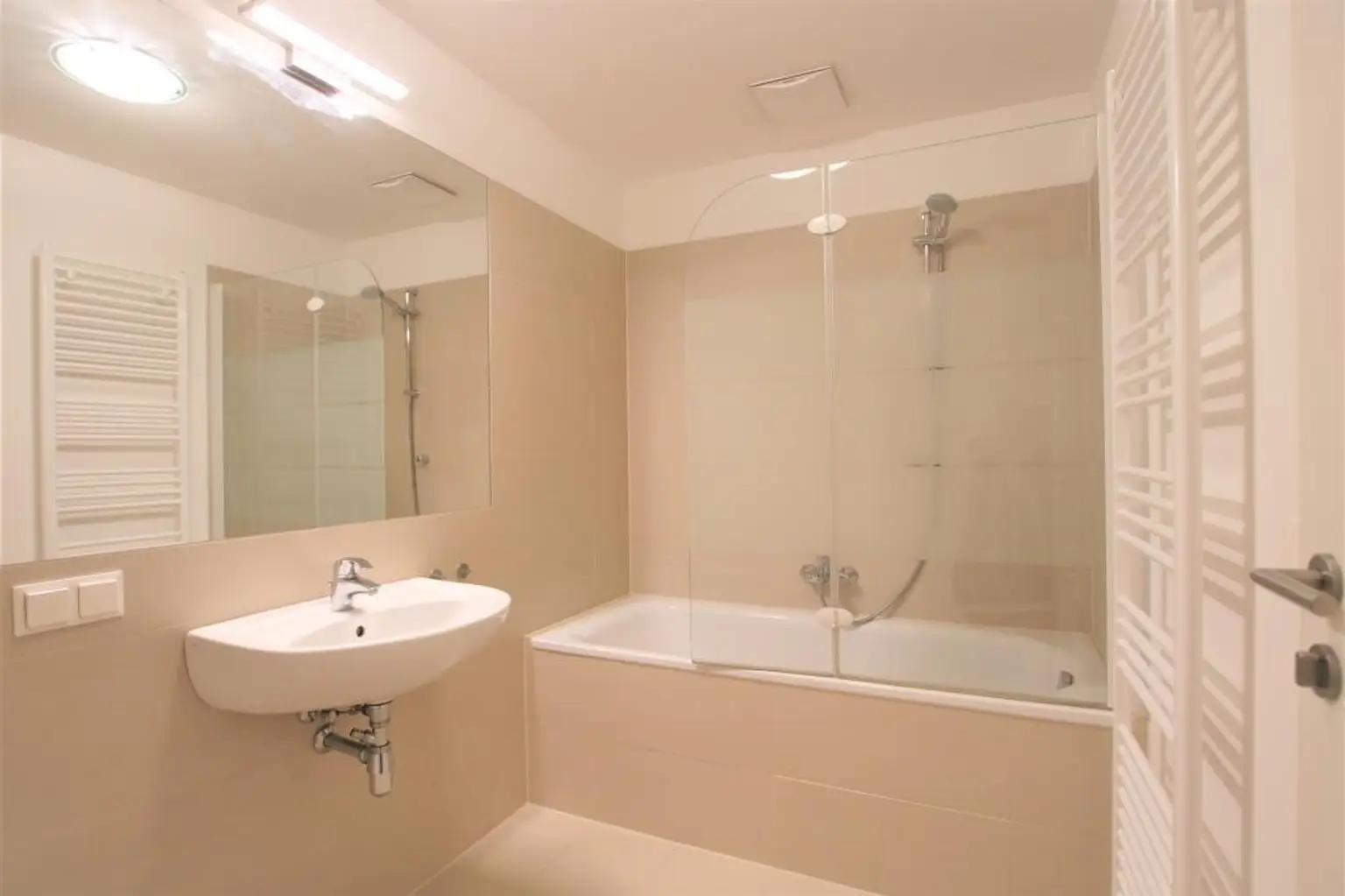 Modern, hell, großer Balkon und Alte Donau ums Eck! -2 Zimmer mit guter Anbindung