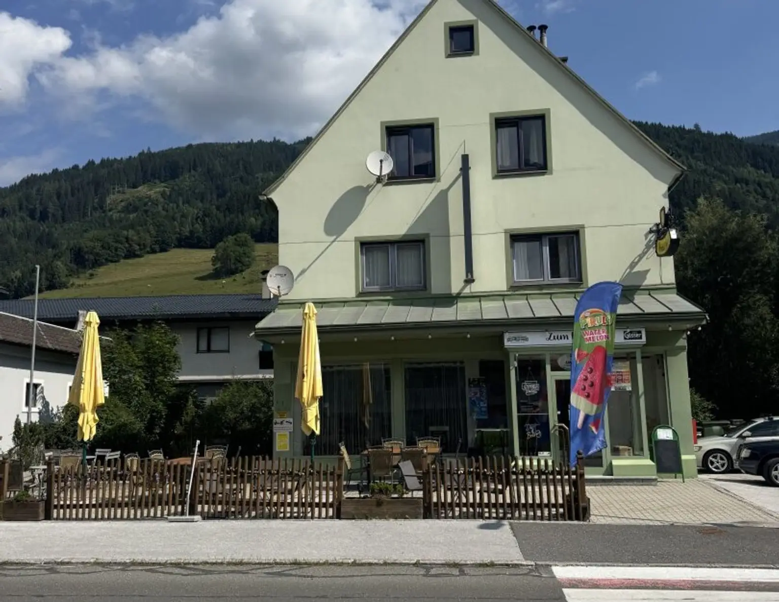 Wohn-Gewerbeobjekt mit Lokal, Praxis und Wohnung, Parkplätze!