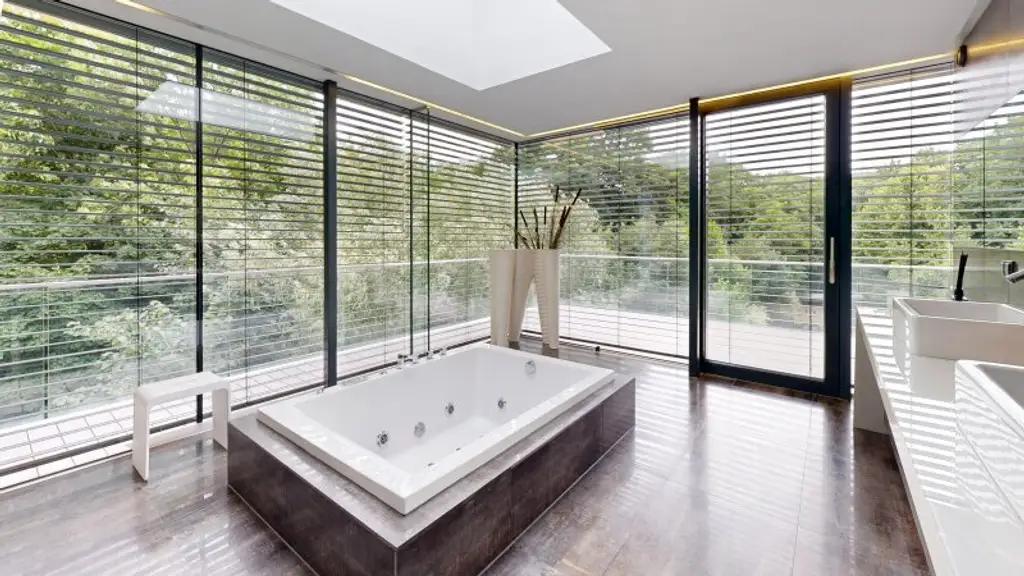 Luxusvilla mit Infinitypool in absoluter Ruhelage in Hinterbrühl – Exklusives Anwesen mit Top-Ausstattung