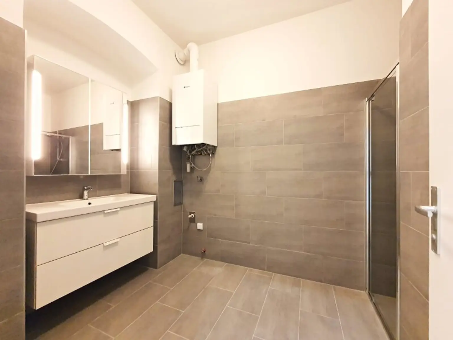 Badezimmer mit Walk-In-Dusche und WM-Anschluss