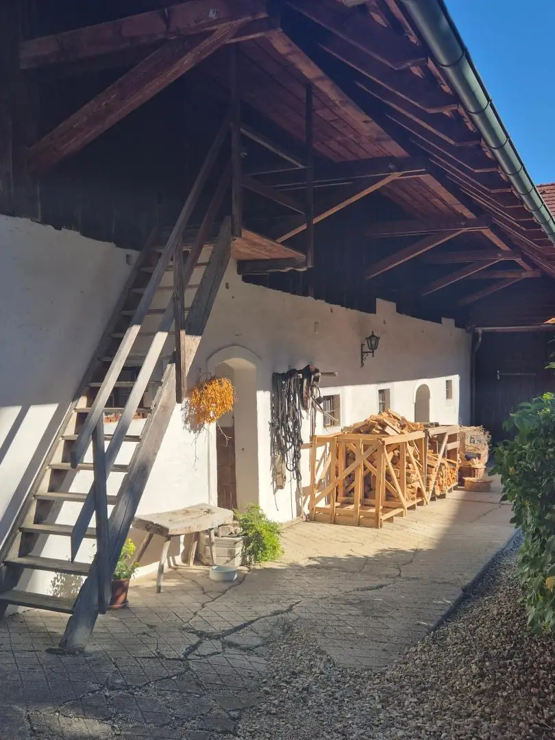 Wunderschöner Dreikanthof in Ruhelage mit Reithalle