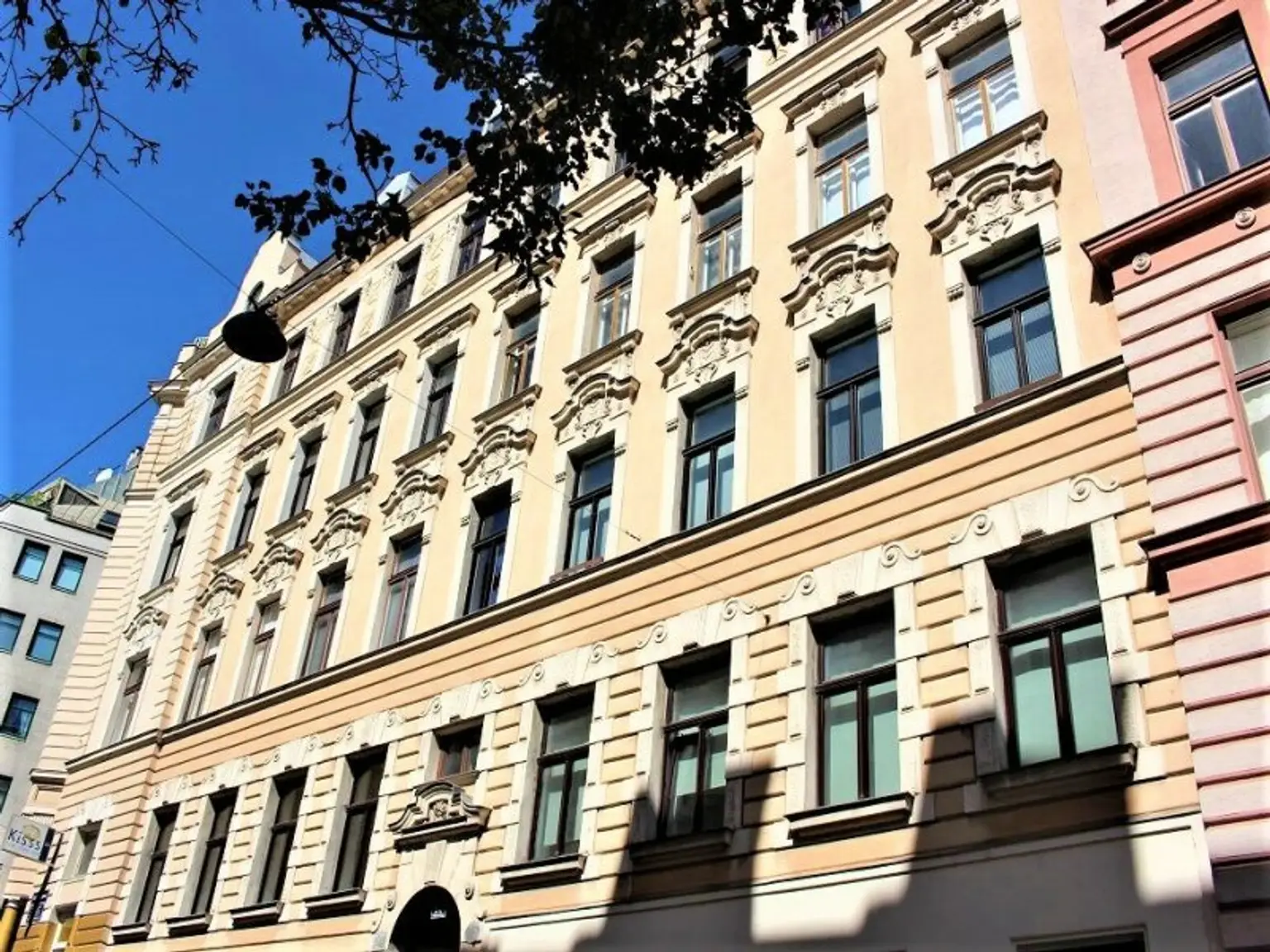 NASCHMARKT-NÄHE, FERNBLICK, 55 m2 Dachgeschoss mit Terrasse, Wohnküche, 1 Zimmer, Galerie, Wannenbad, Parketten, Eggerthgasse