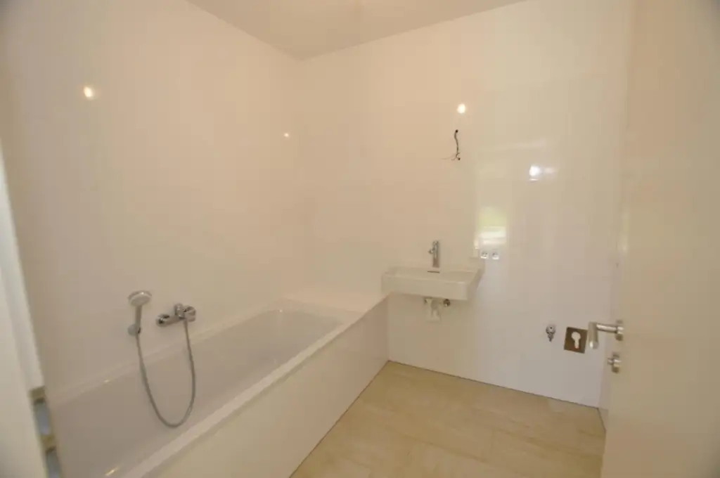 Moderne, sonnige Erdgeschoßwohnung mit Eigengarten und Tiefgarage