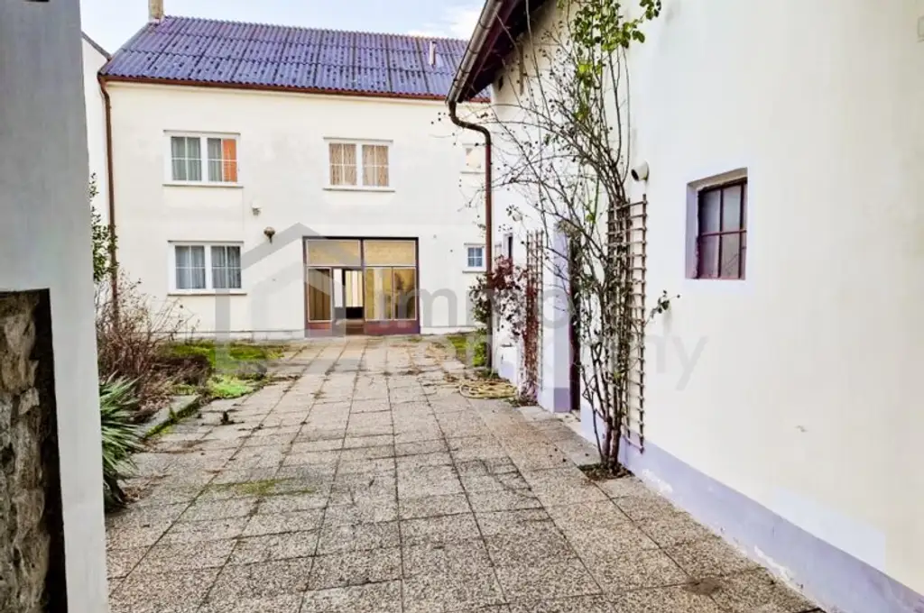 Mehr Platz geht nicht - EFH mit Einliegerwohnung & Nebengebäuden!