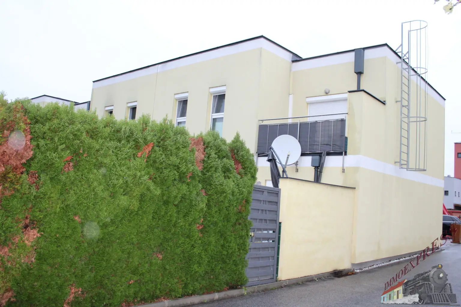Modernes Eckeihenhaus mit Keller und mit Garten, Pool & Garage in Toplage von Münchendorf
