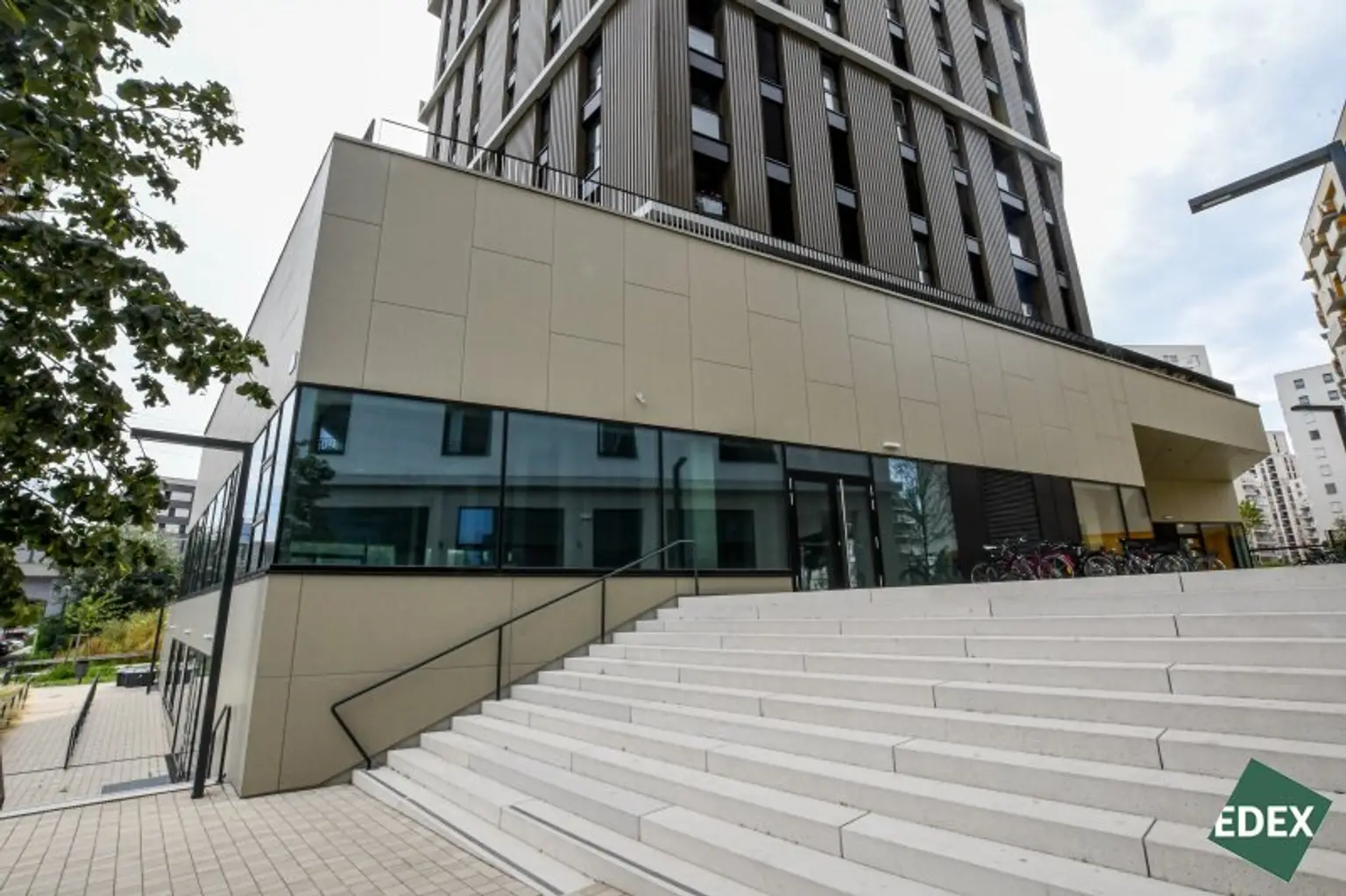 Erstbezug | Moderne Gewerbefläche mit hoher Sichtbarkeit und Terrasse auf zwei Etagen - unbefristet