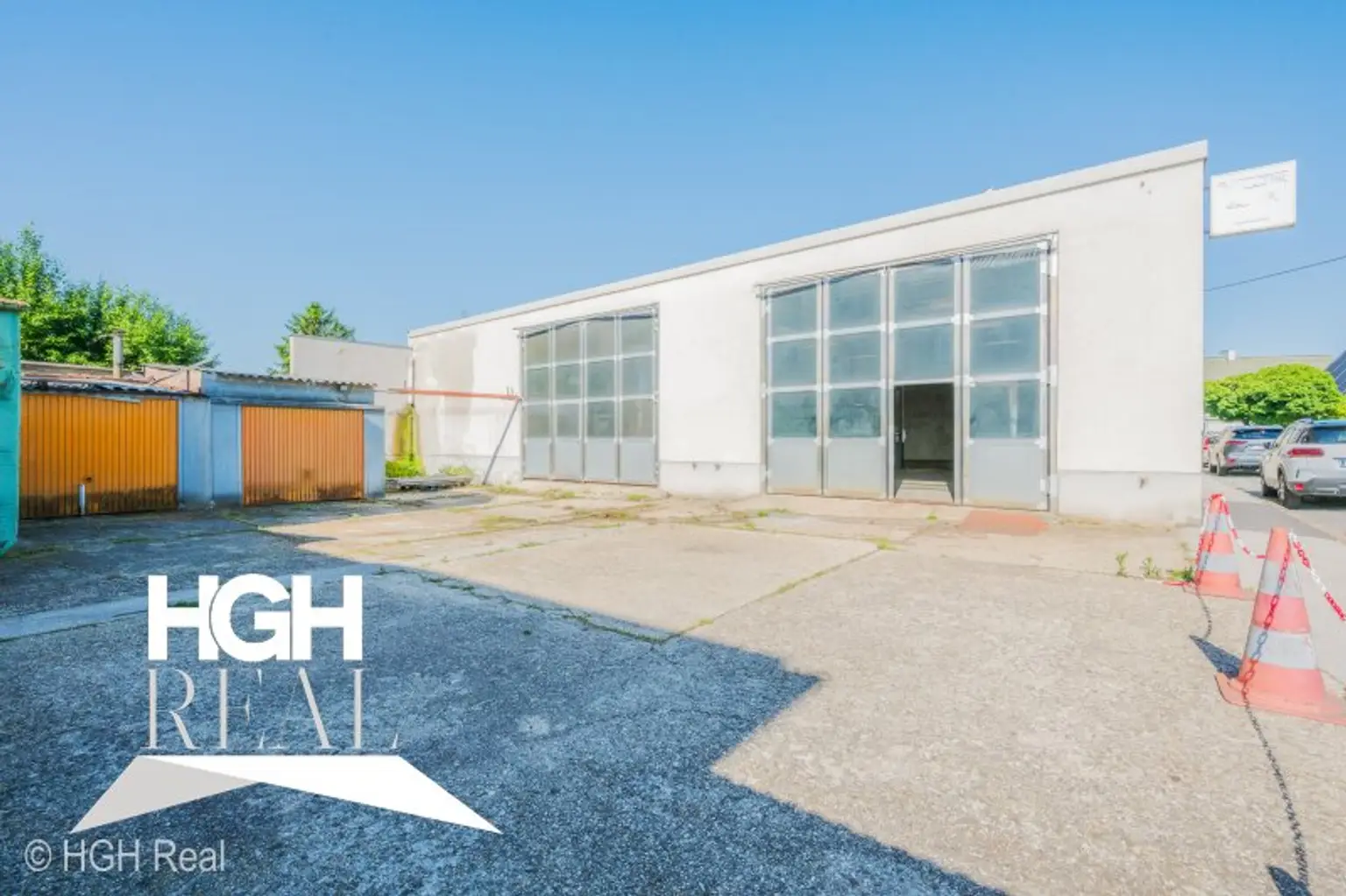 2325 Himberg Großes Grundstück mit heller beheizter HALLE, Außenfläche und bestandsfreiem Mehrparteienhaus mitten in Himberg