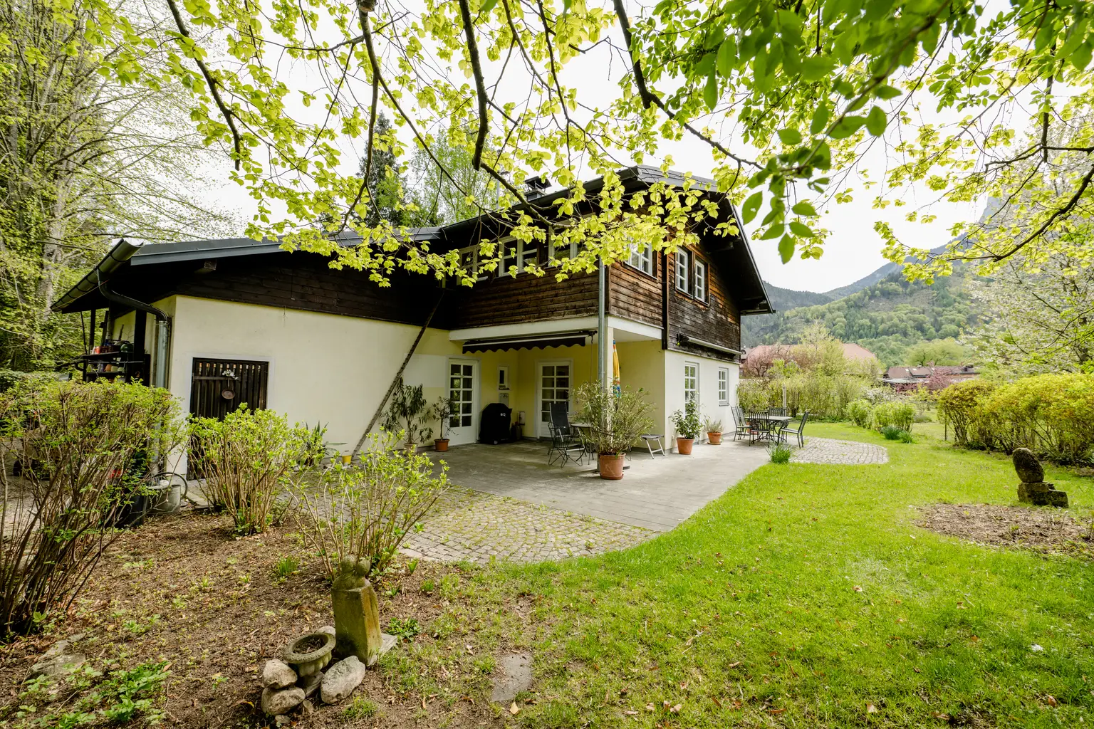 Ihr Zuhause am Mondsee – charmanter Altbau auf großzügigem Sonnengrundstück