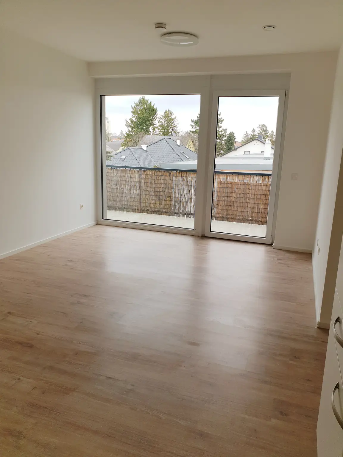 Neuwertige 3 Zimmer Wohnung mit Balkon + 2 Parkplätzen!!