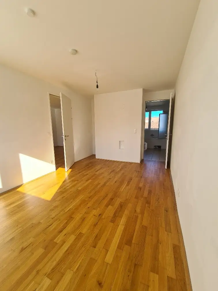 Herrliche Dachgeschosswohnung mit großer Terrasse - 
Nähe Krottenbachstraße!