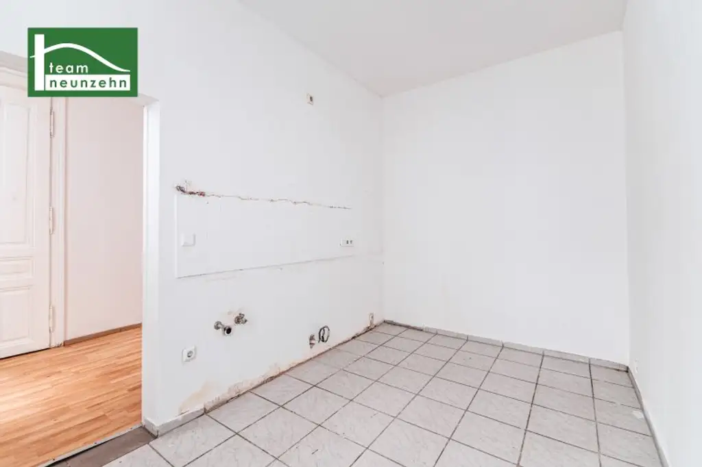 Ideal WG geeignet! Innenhof gerichtete Altbau-Wohnung nahe U4 und U6 in Sechshaus!