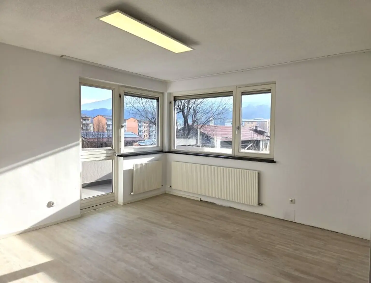 Wohnraum mit Zugang zum Balkon