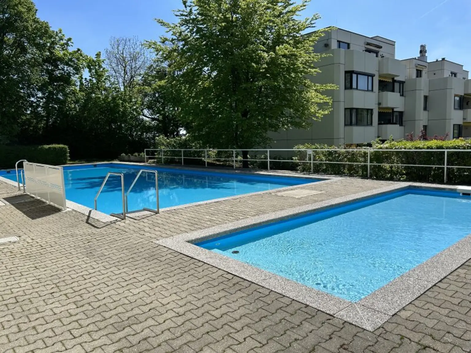 Hochwertige 4 Zimmer Wohnung - Pool, Wellnessbereich - 2 Garagenplätze - atemberaubender Ausblick
