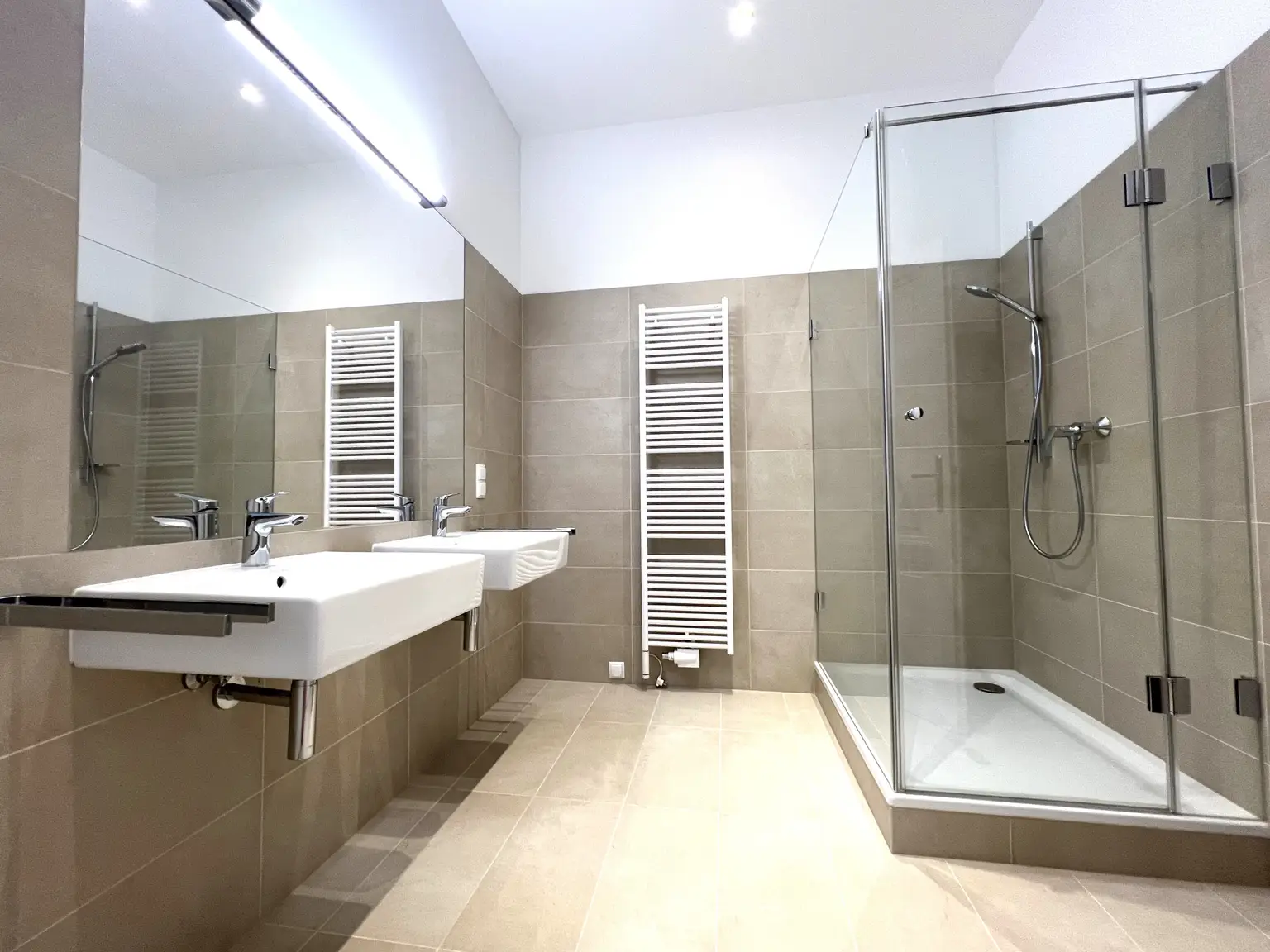 UNBEFRISTET: Prachtvolle, klimatisierte 5-Zimmer-Wohnung mit fantastischer Stadtaussicht / Beautiful air-conditioned 5-room flat with fantastic city view