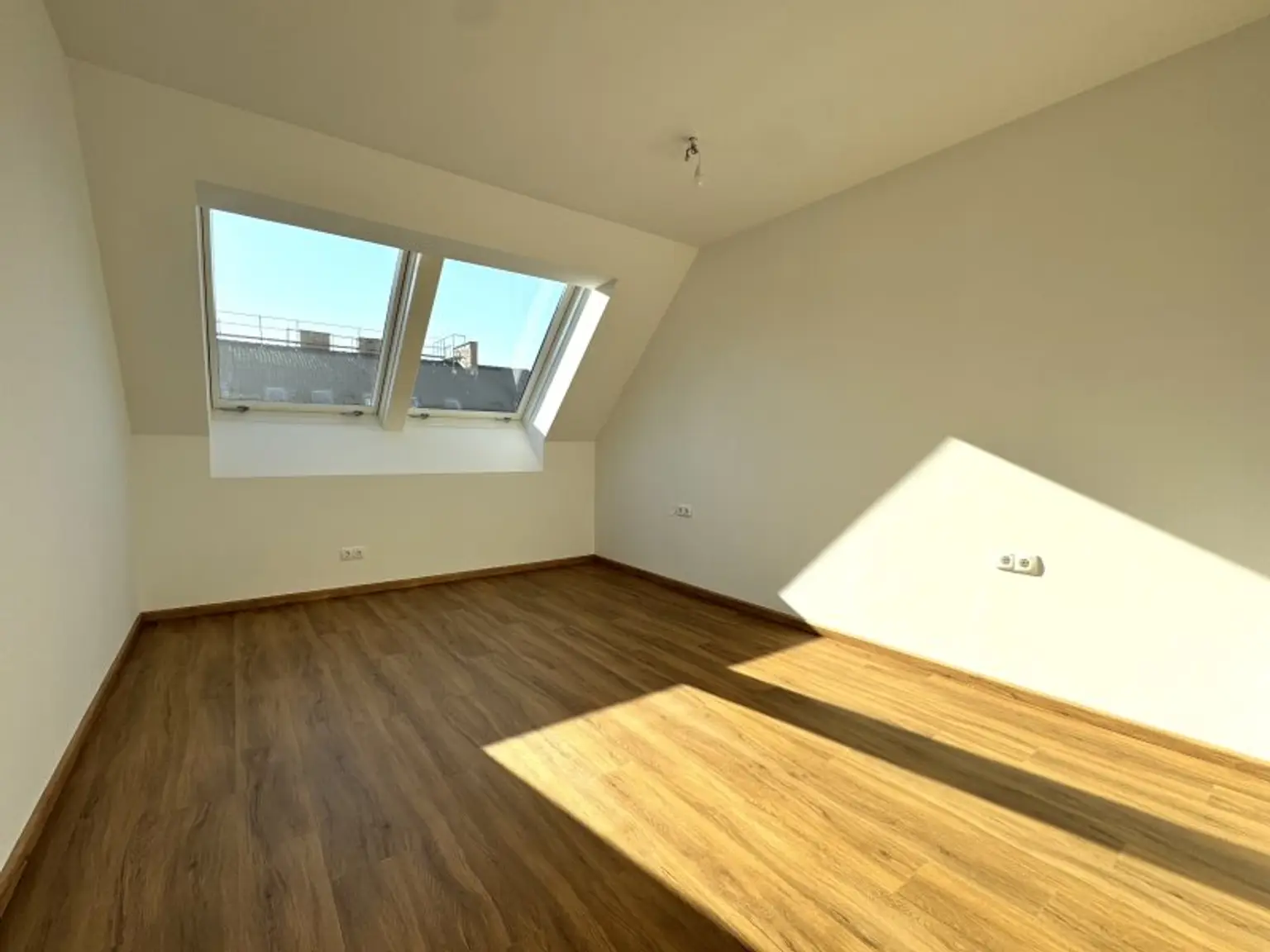 Dachgeschossausbau mit Terrasse & Klimaanlage - Erstbezug