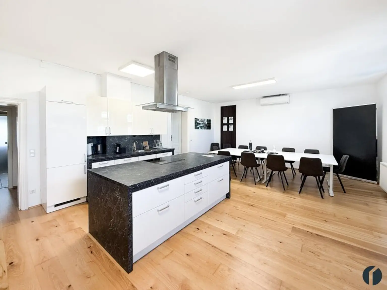 Wohnraum mit offener Küche