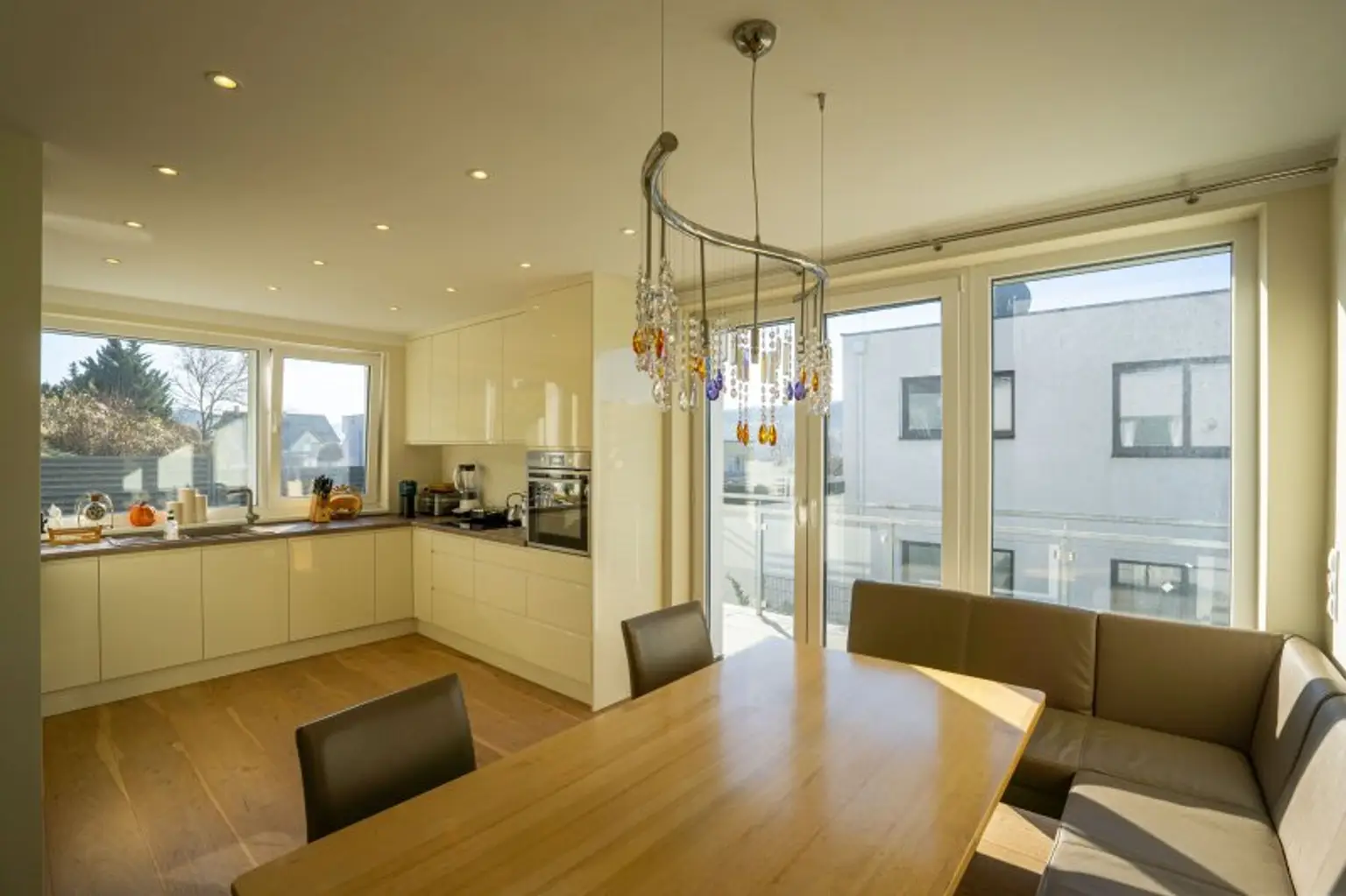 Küche mit Essbereich und Balkonausgang