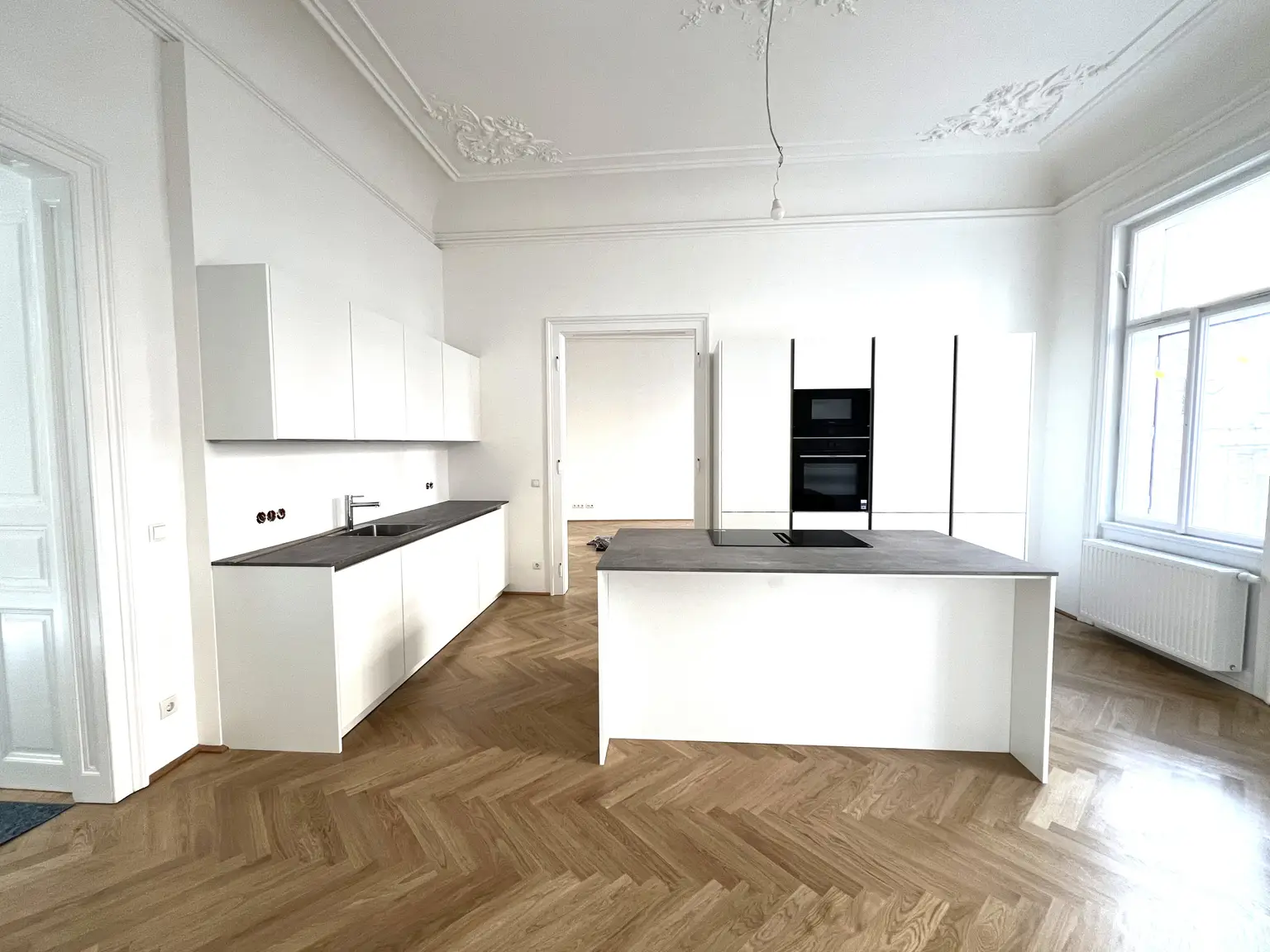 ERSTBEZUG NACH GENERALSANIERUNG: Einzigartige helle Altbauwohnung mit Stuckdecken in ruhiger Lage