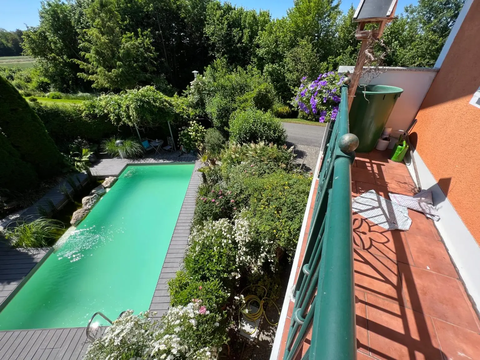 Charmantes Zweifamilienhaus mit idyllischem Naturpool