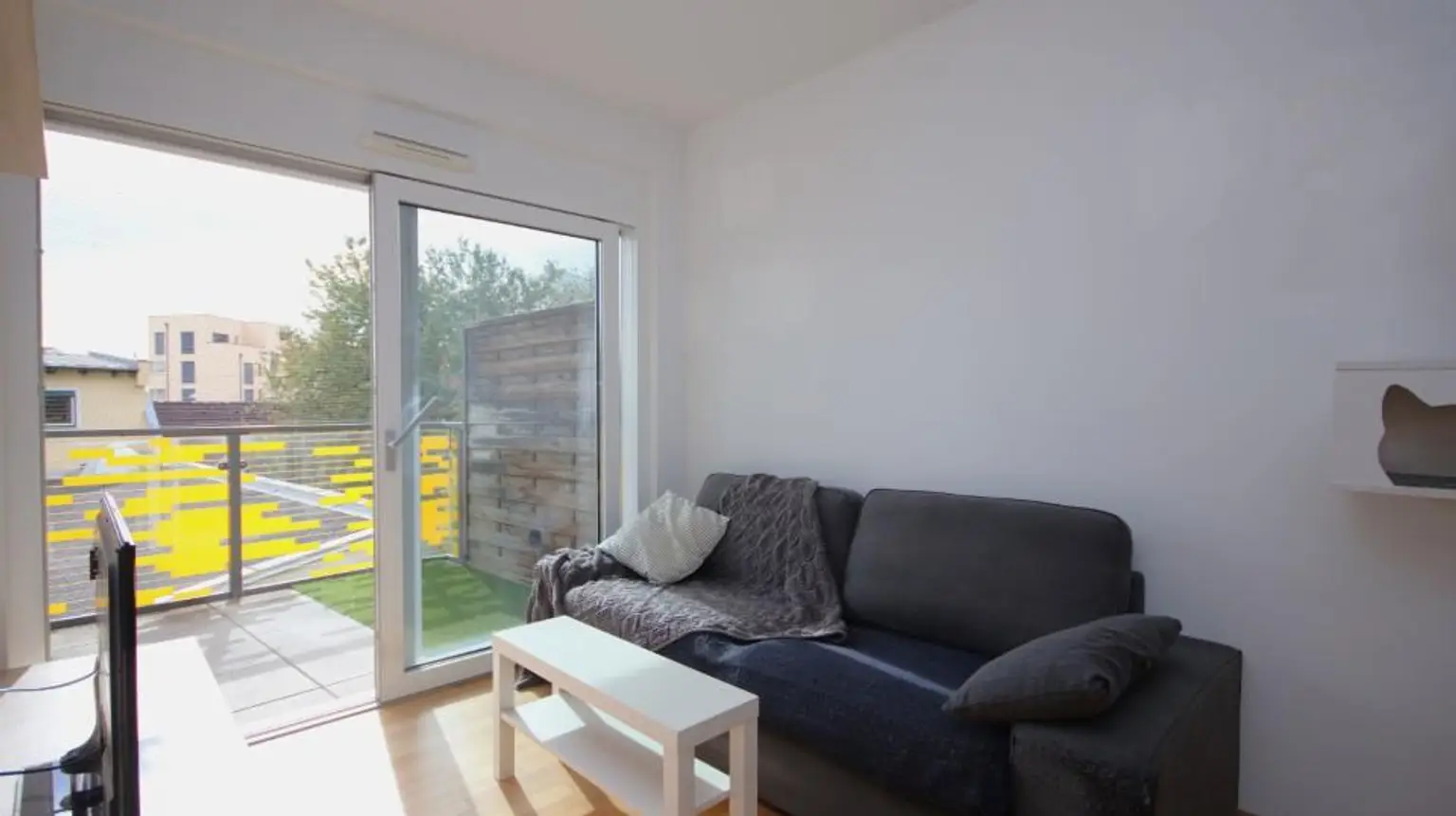 Bezugsfertige vollmöblierte 2-Zimmer-Wohnung mit Balkon