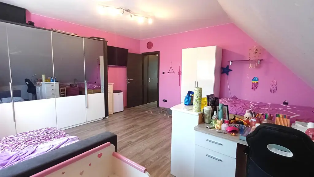 Vollkomfort Einfamilienhaus mit Pool, Sonnenterrasse und großem Garten